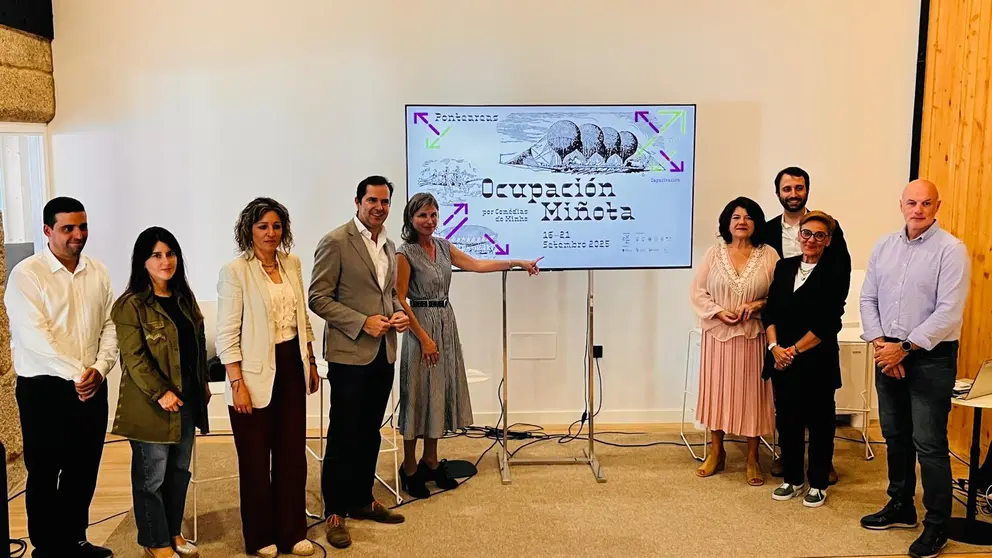 Representantes de las Comédias do Minho, la Xunta de Galicia, la Diputación de Pontevedra, el Centro Dramático Galego y el Ayuntamiento de Ponteareas durante la presentación del proyecto "Ocupação Minhota".