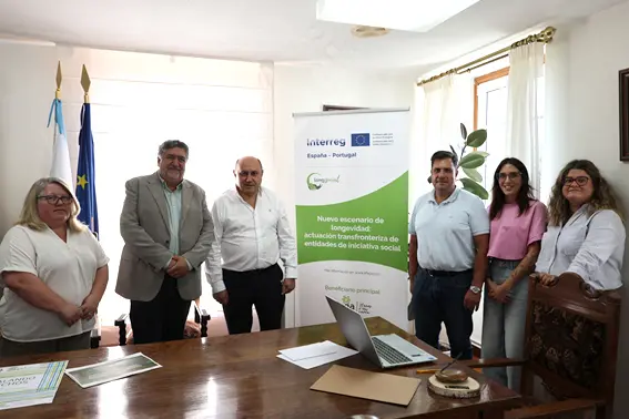 . Reunión de los equipos de trabajo del ayuntamiento de Arbo, la Santa Casa da Misericórdia de Melgaço y Afaga Alzheimer, en Arbo.