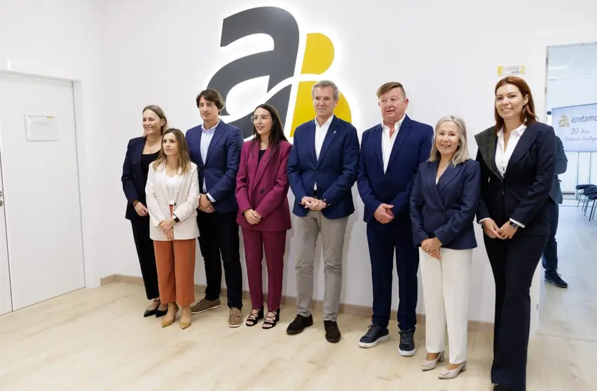 El presidente del Gobierno autonómico visita la sede de la Asociación Empresarial de Transportes de Mercancías por Carretera de Galicia,