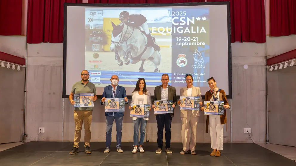 Autoridades de Tui y representantes hípicos en la presentación del Concurso Nacional de Saltos que se celebra este fin de semana en el Club Hípico Equigalia.