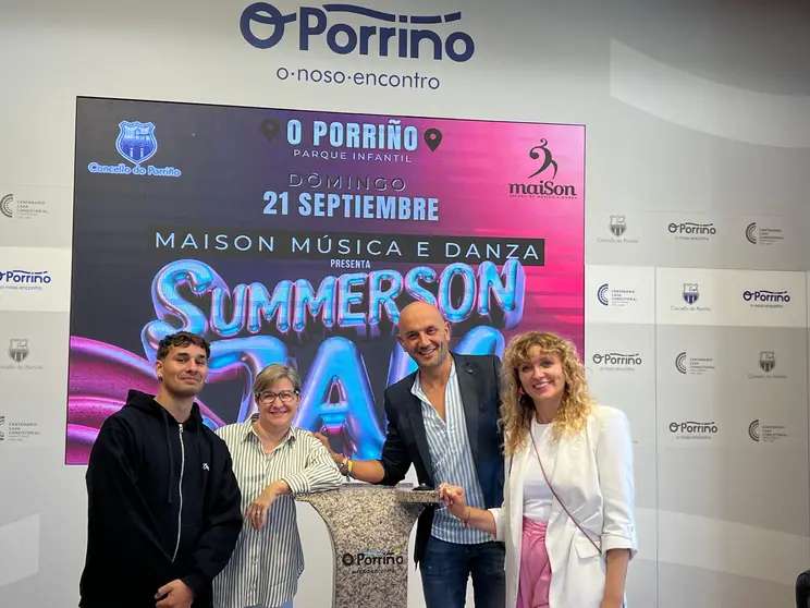 O Alcalde do Porriño, Alejandro Lorenzo, cos representantes da organización Maison Música e Danza durante a presentación da SummerSon Jam 2025 no Concello.