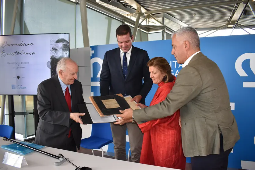 O conselleiro de Cultura, José López Campos, e a doadora, Emilia García Paadín, xunto ao profesor Xesús Alonso Montero e outras autoridades, durante o acto de cesión do "Derradeiro Epistolario" de Curros Enríquez no Edificio Fontán.