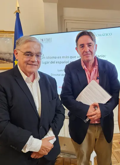 Luís García Montero (dcha.) con Alberto Barciela.