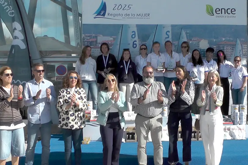 Foto de familia de autoridades y premiadas en el podio. © RFGV