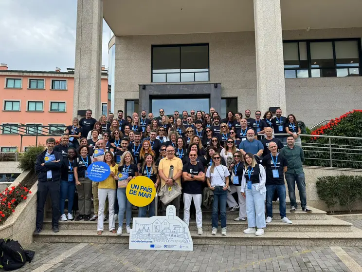 Profesionales del sector turístico, tras asistir a la presentación de 'Un País de Mar' en Sanxenxo. La ruta, accesible e inclusiva, ofrece un nuevo modelo de turismo marítimo-pesquero que estará disponible a partir de septiembre de 2025.