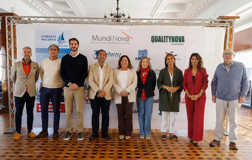 Mesa de presentación da IV Regata Inclusiva "Vigo a Vela" no Real Club Náutico de Vigo. A delegada da Xunta, Ana Ortiz (centro), xunto a representantes do Náutico, Mundinova, Coca-Cola Europacific Partners, Banco Sabadell, Hotel Attica21 Samil e Sailway, entidades que impulsan o evento pola inclusión.