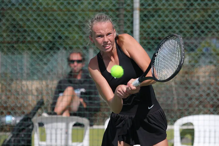 Sanxenxo disfruta de un día de tenis bajo el sol en el ITF World Tennis Tour Juniors.