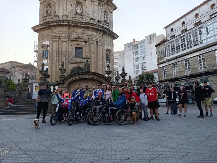 Diante da emblemática Igreja da Virxe Peregrina, em Pontevedra, uma pausa merecida para o grupo. Um momento de fé, história e união no coração do Caminho.  Reservados