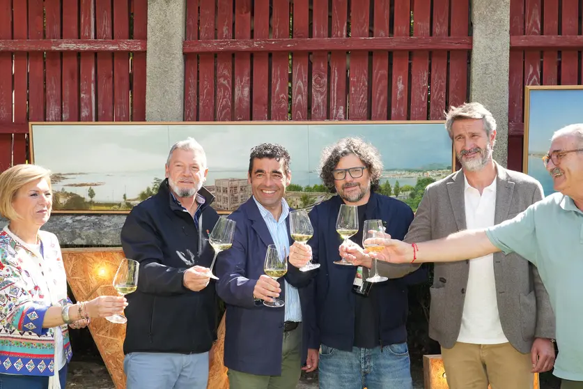 Brindis entre el presidente de la Diputación, Luis López, y los organizadores del Videa Fest, celebrando el éxito y el compromiso con la cultura de la provincia.