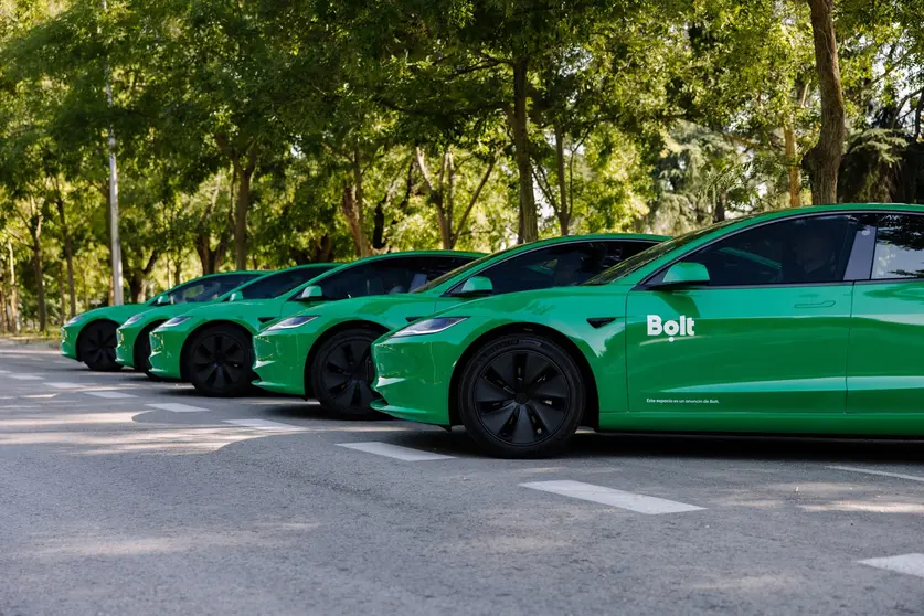 Coches con el logo de Bolt listos para iniciar sus servicios en A Coruña.