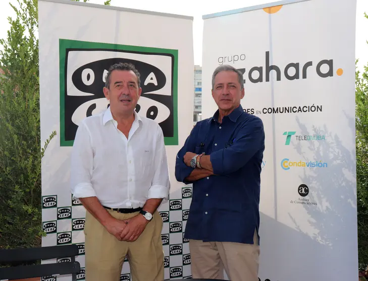 José Suárez Mora, presidente del Grupo Azahara, y Jaime Ortuño, director de Onda Cero Huelva, sellan el acuerdo de colaboración para la IV edición de la Feria del Vino y el Mar, VIMAR.