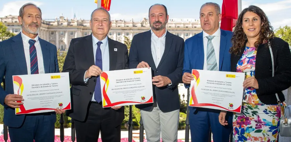 Todo el equipo de la producción se une en el escenario para celebrar el estreno de la obra.