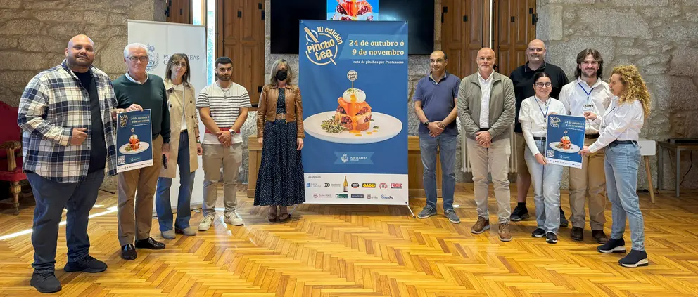 A alcaldesa de Ponteareas, Nava Castro, xunto ao concelleiro de Comercio, Ricardo González, e representantes da hostalería local na presentación da nova edición do roteiro de petiscos "Pinchotea" 2025.