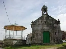 Próxima transformación na Capela de San Roque. O espazo, agora asfaltado, será unha plataforma única con pavimento granítico, eliminando o tráfico para goce peonil.