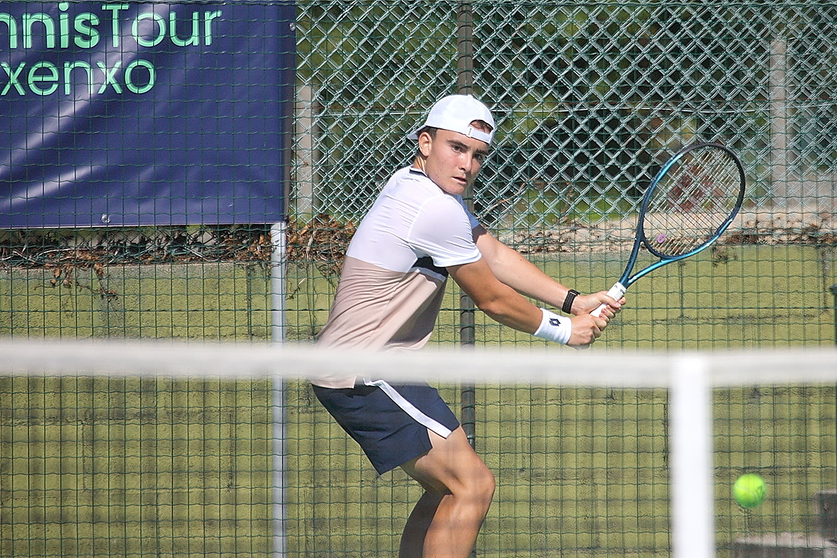 Eudald González en plena acción durante el partido más largo del día en el ITF Junior de Sanxenxo. El catalán luchó más de tres horas para avanzar a cuartos de final.