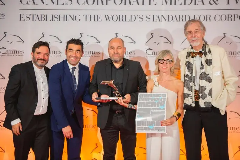 Luis López no escenario de Cannes (Francia), recollendo o premio que consolida a campaña “Cando Volves?” como unha das máis exitosas da historia das Rías Baixas.