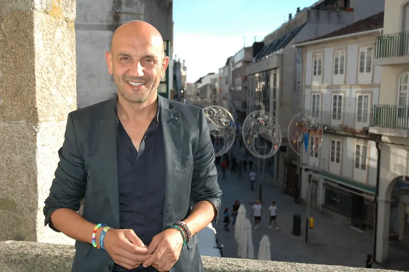 El alcalde de O Porriño, Alejandro Lorenzo, posa para este reportaje. Con casi cuatro años al frente del Concello, el regidor aspira a ser recordado como "una persona trabajadora" y valora la felicidad por encima de la política.