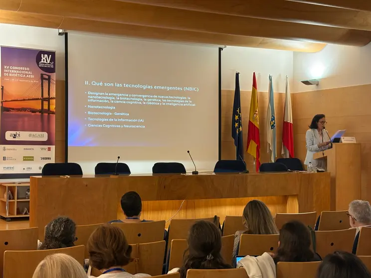 Conferencia de la doctora Elena Postigo.