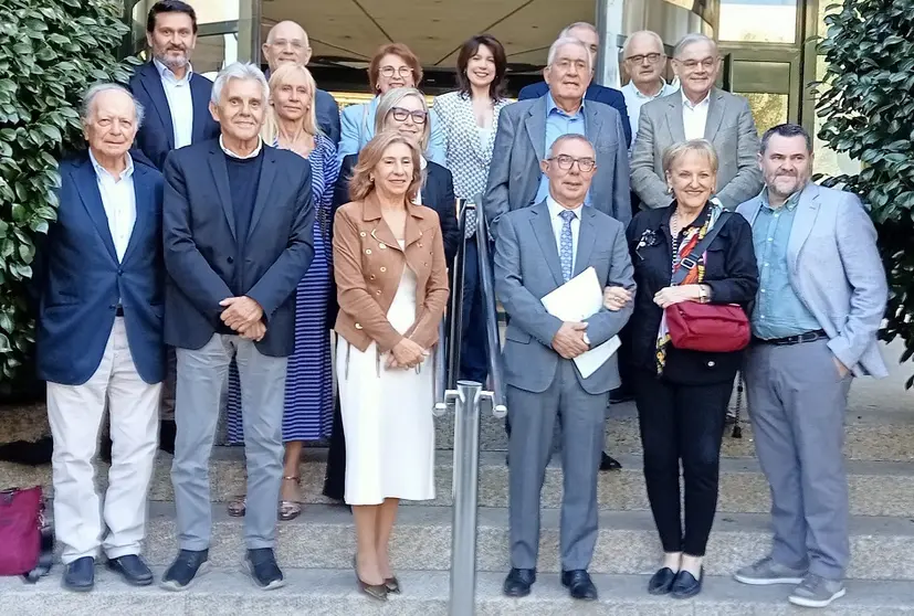 La nueva Junta Directiva y el Consejo Asesor de la Asociación de Periodistas de Galicia (APG) para el período 2025, encabezados por la reelegida presidenta María Méndez González (centro). El equipo asume el reto de impulsar la profesión ante los nuevos desafíos como la IA y la defensa de la libertad de expresión.