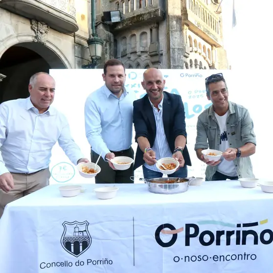 O alcalde do Porriño, Alejandro Lorenzo, xunto ao chef Estrela Michelin Yayo Daporta, durante a presentación da XXXII Festa dos Callos. Daporta desvelou unha receita exclusiva que fusiona tradición e innovación, adiantando a gran festa gastronómica do domingo.