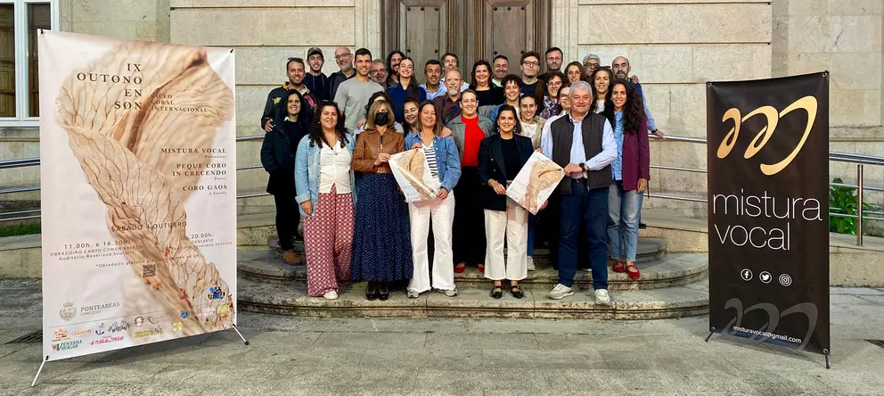 Membros de Mistura Vocal e autoridades municipais de Ponteareas presentan a IX edici&oacute;n do festival coral "Outono en Son", que encher&aacute; de m&uacute;sica o Auditorio Reveriano Soutullo o vindeiro 4 de outubro.