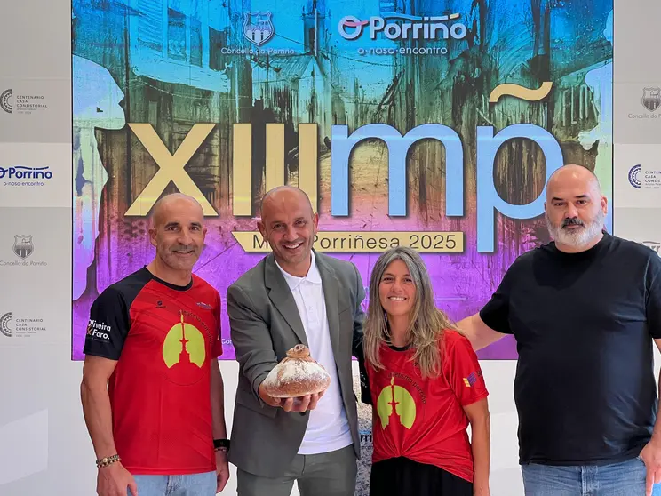El alcalde Alejandro Lorenzo, junto a los organizadores del Club Atletismo Porriño, presenta la XIII Milla Porriñesa “Festas do Cristo”, animando a la participación en esta cita deportiva y familiar del 4 de octubre.