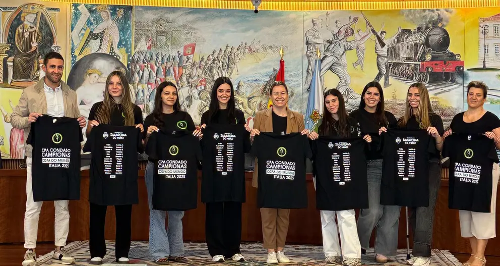 Recibimento oficial no Concello á expedición do CPA Condado, Campión da Copa do Mundo Grupo Show celebrada en Italia. A Alcaldesa e o Concelleiro de Deportes renderon honores a estas campioas pola súa traxectoria de éxitos e esforzo.
