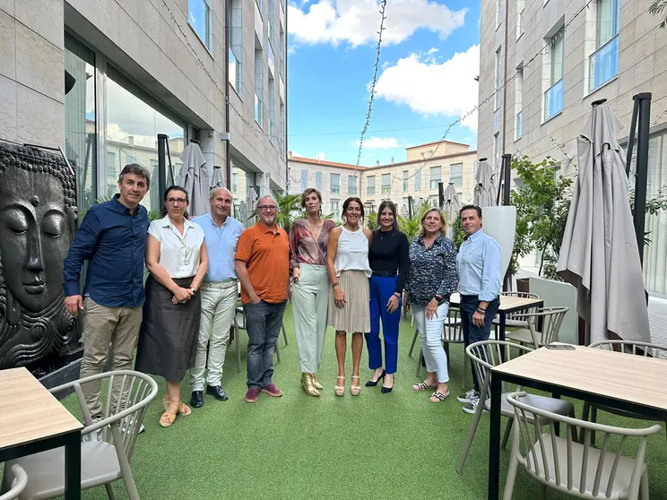 La familia propietaria del Hotel Costa Vella de Santiago de Compostela, premiada con el galardón 'Gente Viajera a toda una vida' de Onda Cero por su aportación a la difusión turística de Galicia.