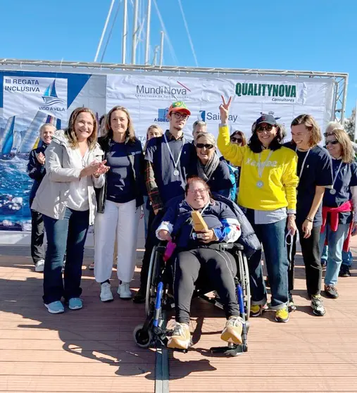 Momentazo de la entrega de premios de la edición anterior de la Regata Inclusiva "Vigo a Vela". Más de 60 participantes de 11 entidades diferentes celebraron un exitoso recorrido de 15 millas a bordo de los barcos de Vela Crucero. ¡El espíritu de superación navegó con fuerza en Vigo!