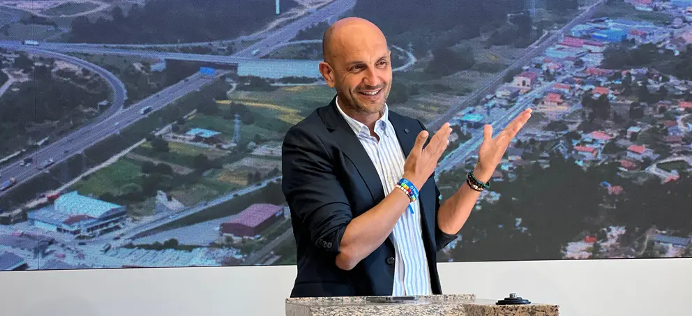 El alcalde, Alejandro Lorenzo, celebra el logro histórico de los 6,5 millones de euros de fondos FEDER. Un paso clave para transformar O Porriño hacia un modelo de villa más sostenible y cohesionada.