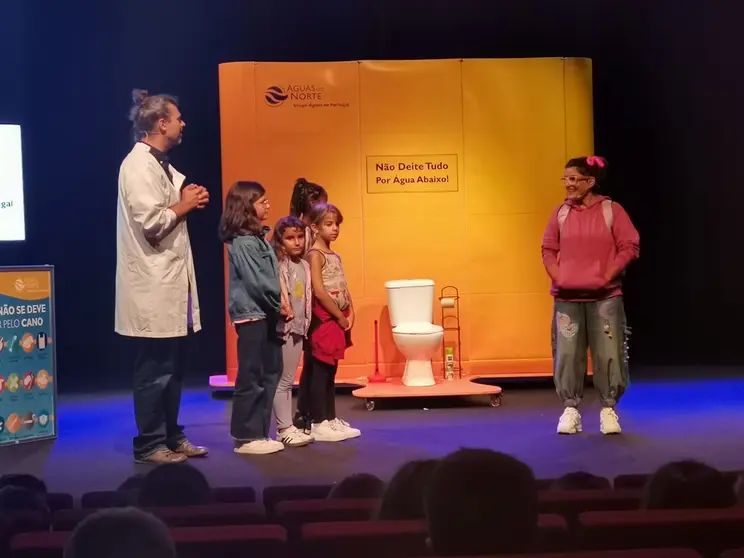 Aprendendo sobre a água enquanto nos divertimos!  Uma cena da peça "Não deites tudo por água abaixo" que ensinou os mais novos em Esposende sobre a preservação hídrica.
