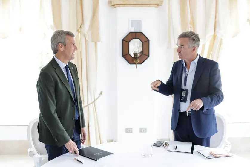 El presidente de la Xunta le traslada a Alex Ellis cuestiones de interés para el tejido empresarial gallego, que de enero a julio exportó al Reino Unido un 10,7% más que en el mismo período del año anterior.