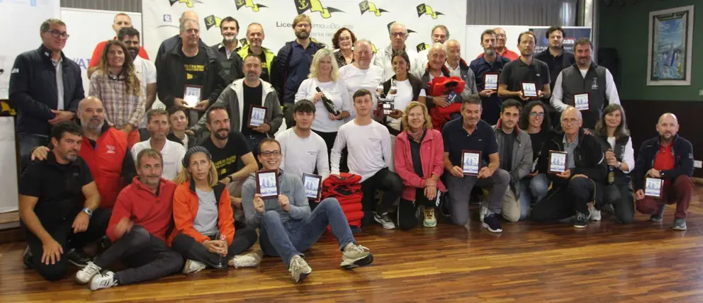Los vencedores del XXI Trofeo Vila de Bouzas - Semana Abanca recogen sus galardones en el Liceo Marítimo de Bouzas. El 'Magical' de Julio Rodríguez se proclamó ganador absoluto de la regata. MOEBIUS.