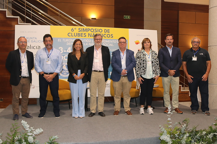 Cierre de un encuentro clave. La Conselleira Marta Villaverde y la Junta Directiva de CEACNA sellan el 6º Simposio, poniendo el foco en la necesidad de impulsar la "náutica social" y la sostenibilidad del sector.