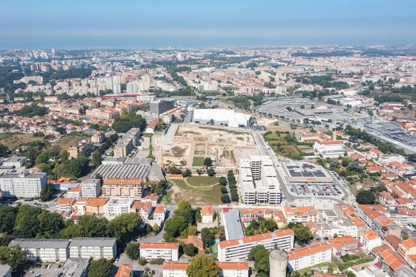 Vista aérea da vibrante cidade do Porto, palco do novo projeto residencial da MOME e Revive no Amial, que promete mais de 400 novos fogos habitacionais.
