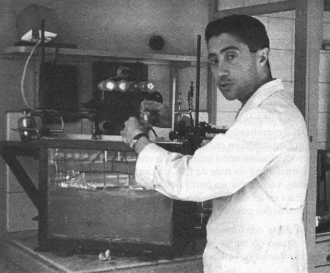 O catedrático Fernando Calvet i Prats (no centro) traballando no seu laboratorio de Química Orgánica da USC en 1930. Con apenas 27 anos, Calvet sentou as bases da investigación química moderna en Galicia tras formarse en Múnic.