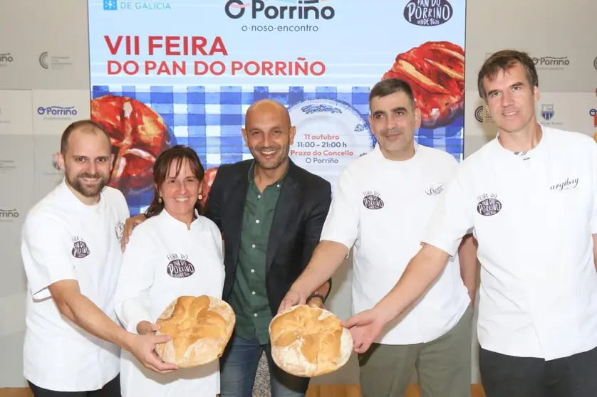 Unidos por la harina y la tradición. Gran ambiente en la presentación de la Festa do Pan do Porriño. Un aplauso al alcalde y a las panaderías locales por mantener viva esta deliciosa cita.