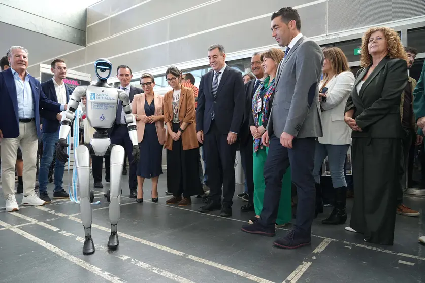 O conselleiro de Educación, o presidente da Deputación e outras autoridades observan unha demostración de robótica no stand da Consellería, destacando o compromiso coa innovación e a formación tecnolóxica da xuventude.