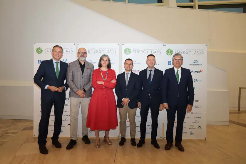 de esquerda a dereita na foto “EnergyDays”: Oriol Sarmiento, xerente de Cluergal; Julio Arca, CEO de Genesal Energy; María Landeira, directora de desenvolvemento de Renovables de Naturgy en Galicia; Nicolás Vázquez, secretario xeral de Industria e Desenvolvemento Enerxético da Xunta; Nonito Aneiros, secretario de Cluergal; e Francisco Silva, delegado de Iberdrola en Galicia.