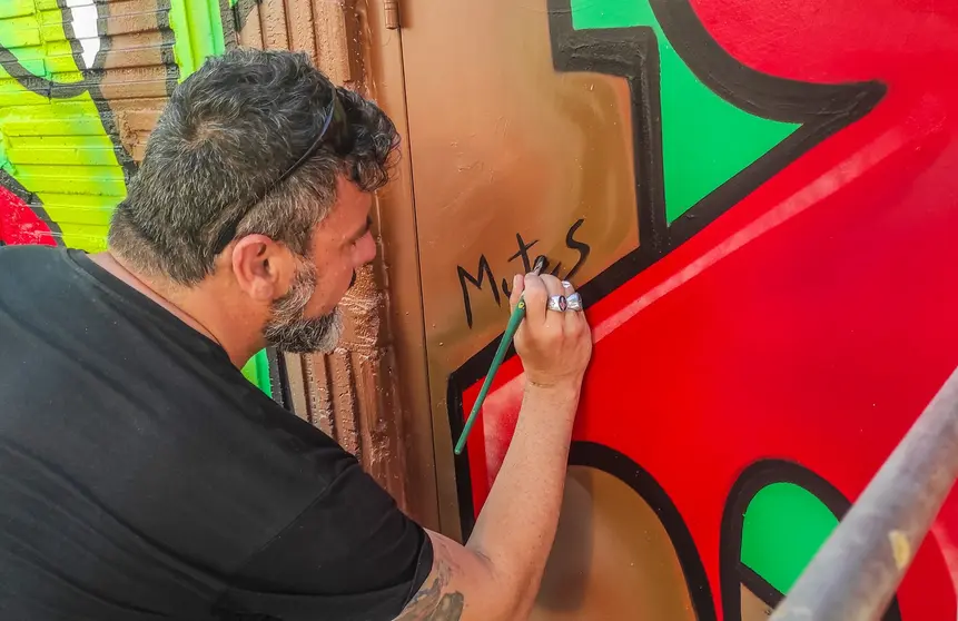 O artista arcuense MUTES em plena criação do seu primeiro mural internacional no Canadá, transformando a Rua Brock numa explosão de cores e formas.