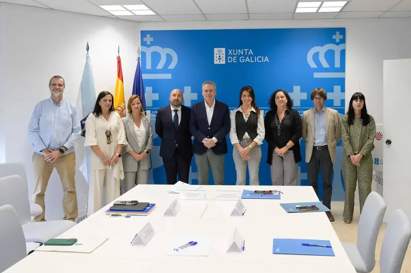 La conselleira de Vivenda e Planificación de Infraestruturas, María M. Allegue, y el conselleiro de Sanidade, Antonio Gómez Caamaño, junto a la delegada territorial en A Coruña, Belén do Campo, el director de la Agencia Gallega de Infraestructuras, Francisco Menéndez, y la directora general de Recursos Económicos del Sergas, Amparo Pousada, participaron en la Comisión de Seguimiento de las obras.