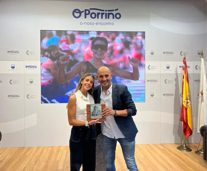 O alcalde do Porriño, Alejandro Lorenzo, xunto á triatleta Carla Guisande, a quen o Concello recoñeceu hoxe publicamente pola súa "tempada excepcional" de éxitos nacionais e galegos.