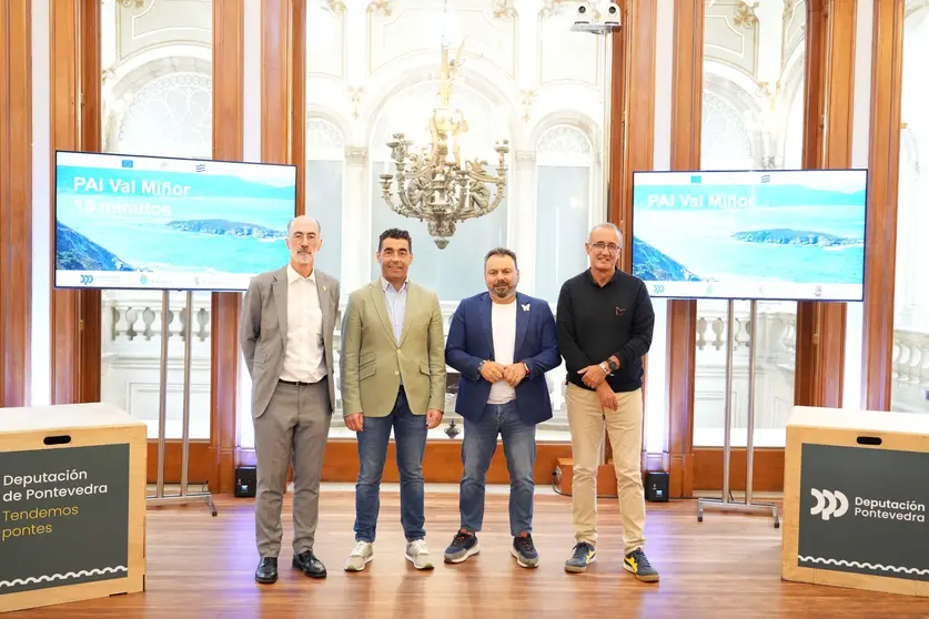 El presidente de la Diputación de Pontevedra, Luis López, junto a los alcaldes de Baiona, Nigrán y Gondomar, en la presentación del éxito del PAI Val Miñor. Un triunfo de la lealtad y la colaboración institucional que trae 4,4 millones de fondos europeos a la comarca.