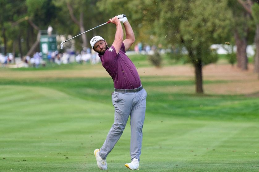 ¡El rugido de Jon Rahm! El golfista vasco enardeció a la afición en el hoyo 18 tras firmar un espectacular 66 golpes en la segunda ronda del Open de España. Rahm vuelve a la carga, a solo 5 golpes del liderato.