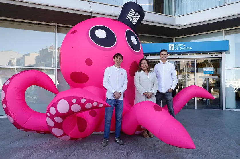La delegada territorial de la Xunta, Ana Ortiz, presentó este mediodía la iniciativa que ofrece cinco funciones este fin de semana en la ciudad.