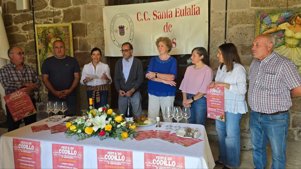 La alcaldesa de Mos, Nidia Arévalo, junto a la concejala de Cultura, Sara Cebreiro, y el presidente del Círculo Santa Eulalia, Lisardo Conde, durante la presentación de la 25ª Festa do Codillo.