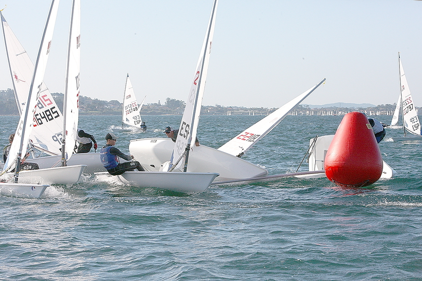 50 regatistas de ILCA 6 compitieron bajo el viento inestable en la r&iacute;a de Arousa durante la segunda jornada de la Copa de Espa&ntilde;a. El Comit&eacute; reposicion&oacute; el campo en busca de las mejores condiciones para las regatas.