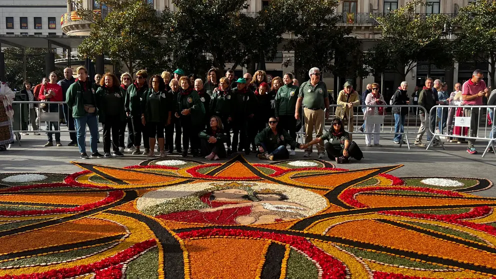 Arte y devoción: La estrella floral de los Alfombristas de Pontesreas en la Plaza del Pilar, con la Virgen y el Niño en el centro.