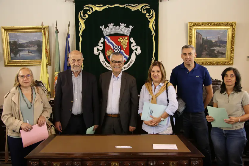 El alcalde de Arcos de Valdevez, ladeado polos representantes da Cooperativa Agrícola, o Agrupamento de Escolas, a Asociación de Pais e Rescater Prestación de Servizos, durante a sinatura do protocolo que garante o fornecemento de produtos locais aos refeitórios escolares.