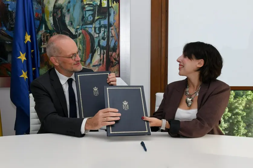 La conselleira de Econom&iacute;a e Industria, Mar&iacute;a Jes&uacute;s Lorenzana, firm&oacute; hoy una memoria de cooperaci&oacute;n con el director ejecutivo de la Empresa Com&uacute;n Sesar JU, Andreas*Boschen.